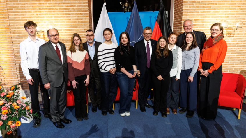 Der Hohe Repr&auml;sentant f&uuml;r Bosnien und Herzegowina sowie Pr&auml;sident der Deutschen Atlantischen Gesellschaft, Bundesminister a.D. Christian Schmidt (2. von links), und Staatsminister Dr. Florian Herrmann (6. von rechts) mit jungen Zuh&ouml;rern beim "Sicherheitspolitischen Gespr&auml;ch".