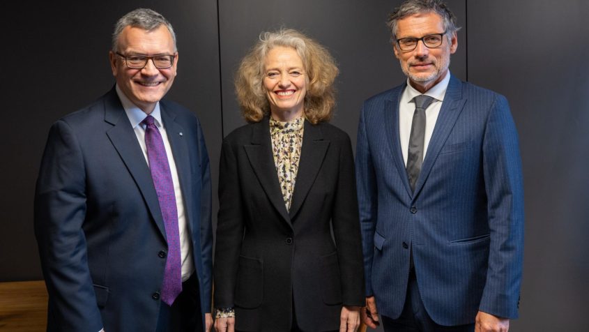 Staatsminister Dr. Florian Herrmann, die Pr&auml;sidentin der Universit&auml;t der Bundeswehr M&uuml;nchen, Prof. Dr.-Ing. habil. Eva-Maria Kern, und der Staatssekret&auml;r im Bundesministerium der Verteidigung, Jens Pl&ouml;tner (v.l.n.r.).
