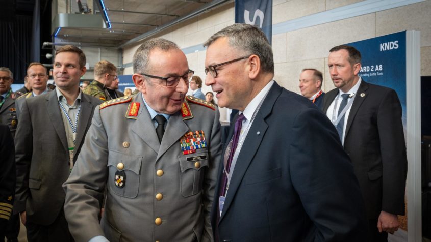Der Generalinspekteur der Bundeswehr, General Carsten Breuer, im Gespr&auml;ch mit Staatsminister Dr. Florian Herrmann.