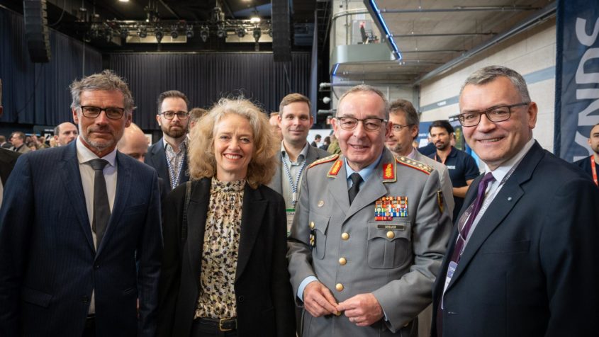 Der Staatssekret&auml;r im Bundesministerium der Verteidigung, Jens Pl&ouml;tner, die Pr&auml;sidentin der Universit&auml;t der Bundeswehr M&uuml;nchen, Prof. Dr.-Ing. habil. Eva-Maria Kern, Generalinspekteur der Bundeswehr, General Carsten Breuer und Staatsminister Dr. Florian Herrmann (v.l.n.r.).