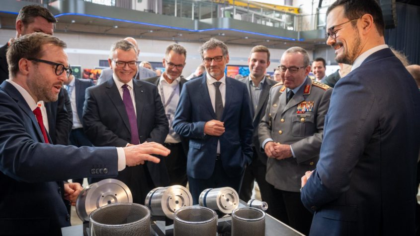 Messerundgang anl&auml;sslich der Er&ouml;ffnung des German Defence Innovation Day unter anderem mit Staatsminister Dr. Florian Herrmann, dem Staatssekret&auml;r im Bundesministerium der Verteidigung, Jens Pl&ouml;tner und dem Generalinspekteur der Bundeswehr, General Carsten Breuer.