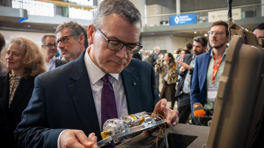 Staatsminister Dr. Florian Herrmann: "M&uuml;nchen ist in diesen Tagen Zentrum der internationalen Sicherheits- und Verteidigungspolitik. Beim heutigen German Defence Innovation Day in M&uuml;nchen zeigt sich: R&uuml;stung ist mehr als 'Heavy Metal' &ndash; sie lebt vom Zusammenspiel aus industrieller St&auml;rke, Start-ups und Spitzenforschung."