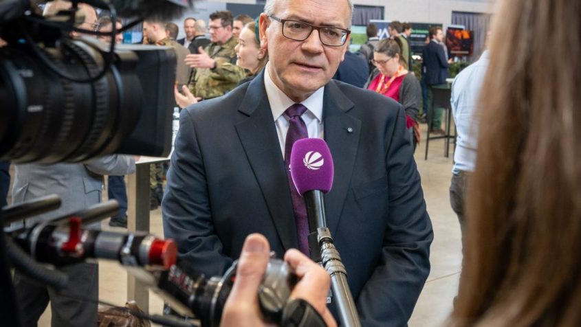 "Bayern ist Vorreiter und Taktgeber. Mit Initiativen wie dem Innovationszentrum der Bundeswehr in Erding, der neuen Security and Defence Alliance in Taufkirchen und dem UniBw-Accelerator Palladion (Teil des DIANA-Netzwerks) st&auml;rken wir technologische &Uuml;berlegenheit und Verteidigungsf&auml;higkeit." - Staatsminister Dr. Florian Herrmann.