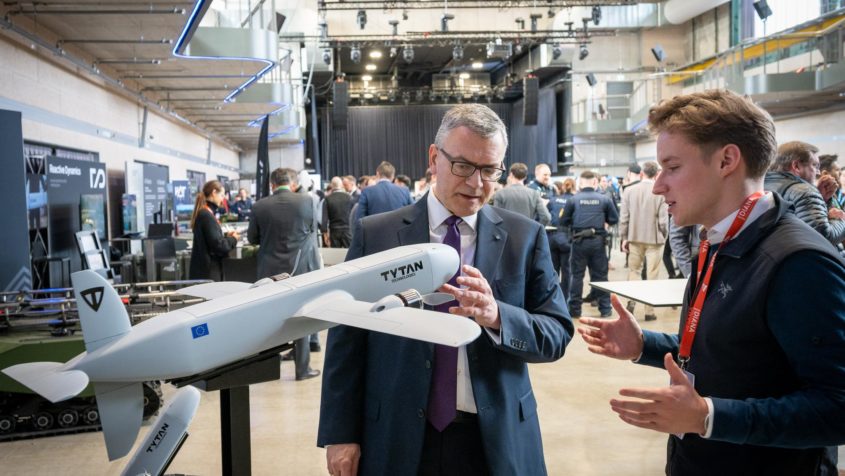 Er&ouml;ffnung des German Defence Innovation Day in der Motorworld M&uuml;nchen: Staatsminister Dr. Florian Herrmann besichtigt Messehighlights.