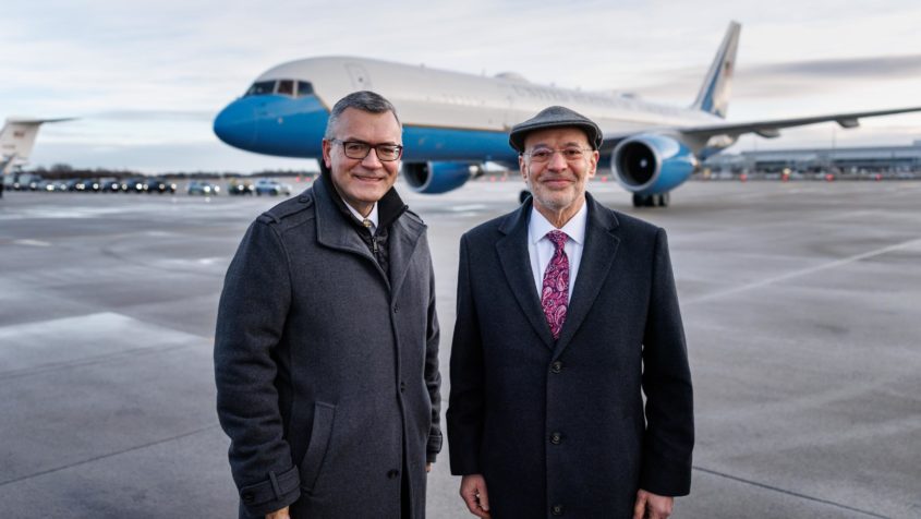 Staatsminister Dr. Florian Herrmann und der Geschäftsträger ...