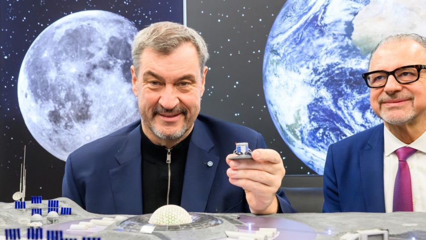Ministerpräsident Dr. Markus Söder (links) mit ESA-Generaldirektor Dr. Josef Aschbacher (rechts) beim „Moon Talk“ beim Raumfahrtunternehmen OHB Systems AG in Weßling.