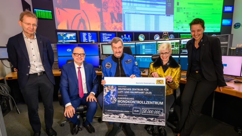 Ministerpräsident Dr. Markus Söder (2. von links) überreicht einen Förderbescheid für den Neubau des „Human Exploration Control Center“ (HECC) an das Deutsche Zentrum für Luft- und Raumfahrt (DLR) zur weiteren Stärkung der Raumfahrt.