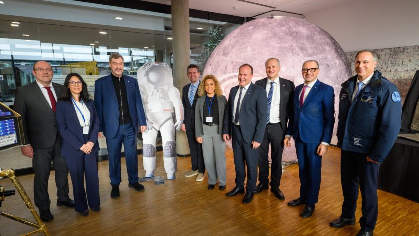 Gruppenbild beim „Moon Talk“ bei der OHB Systems AG mit ...