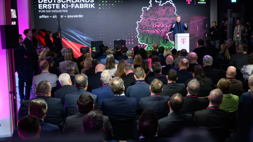 Ministerpr&auml;sident Dr. Markus S&ouml;der: "Die gr&ouml;&szlig;te KI-Fabrik Deutschlands entsteht in M&uuml;nchen: Heute Anschluss des ersten Teils von Telekom und NVIDIA gemeinsam mit Bundesfinanzminister Lars Klingbeil, OB Dieter Reiter und Telekom CEO Tim H&ouml;ttges. Das ist Hightech und Highspeed in einem Daten-Fort-Knox."