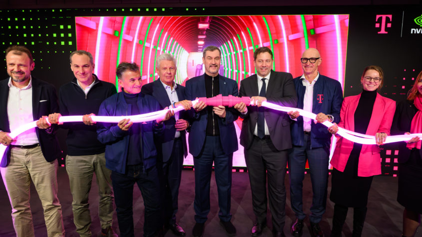 Gruppenbild unter anderem mit Ministerpr&auml;sident Dr. Markus S&ouml;der, Bildmitte, Bundesfinanzminister Lars Klingbeil , 3. von rechts, Telekom CEO Tim H&ouml;ttges, 2. von rechts und M&uuml;nchens Oberb&uuml;rgermeister Dieter Reiter, 4. von links, anl&auml;sslich des Anschlusses des ersten Teils von Telekom und NVIDIA.