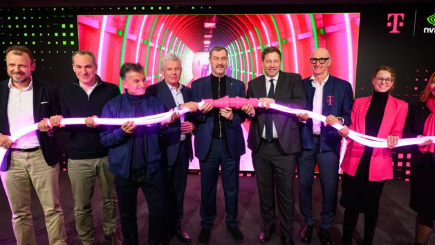 Gruppenbild unter anderem mit Ministerpräsident Dr. Markus Söder, Bildmitte, Bundesfinanzminister Lars Klingbeil , 3. von rechts, Telekom CEO Tim Höttges, 2. von rechts und Münchens Oberbürgermeister Dieter Reiter, 4. von links, anlässlich des Anschlusses des ersten Teils von Telekom und NVIDIA.