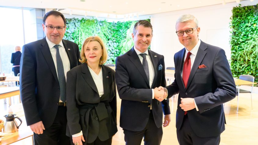Finanz- und Heimatsstaatssekret&auml;r Martin Sch&ouml;ffel, die tschechische Generalkonsulin Dr. Ivana Červenkov&aacute;, Europaminister Eric Bei&szlig;wenger sowie der tschechische Industrie- und Handelsminister Karel Havl&iacute;ček(v.l.n.r.).