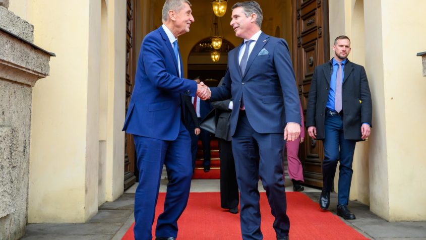 Vor dem Prinz-Carl-Palais: Der Ministerpr&auml;sident der Tschechischen Republik Andrej Babi&scaron; (links) und Europaminister Eric Bei&szlig;wenger (rechts).