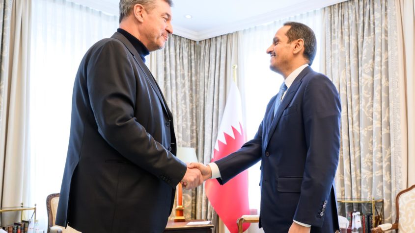 Ministerpr&auml;sident Dr. Markus S&ouml;der (links) begr&uuml;&szlig;t den Scheich Mohammed bin Abdulrahman Al-Thani (rechts) aus Katar.