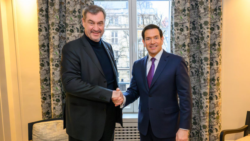 Ministerpräsident Dr. Markus Söder (links) und US-Außenminister ...
