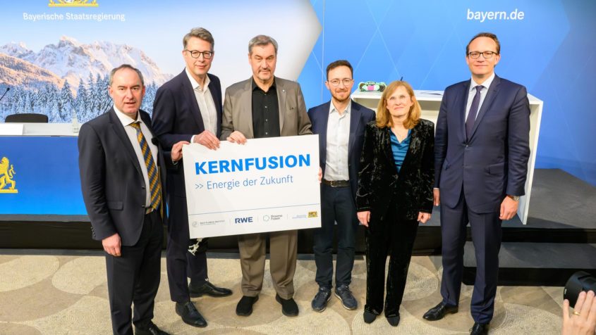 Start des Projekts &bdquo;Fusionsdemonstrator ALPHA&ldquo; (v.l.n.r.): Wirtschaftsminister Hubert Aiwanger, Wissenschaftsminister Markus Blume, Ministerpr&auml;sident Dr. Markus S&ouml;der, der CEO von Proxima Fusion, Dr. Francesco Sciortino, die Wissenschaftliche Direktorin des Max-Planck-Instituts f&uuml;r Plasmaphysik, Prof. Dr. Sibylle G&uuml;nter, und der Vorstandsvorsitzende der RWE AG, Dr. Markus Krebber.