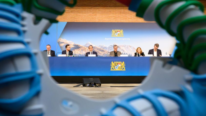 Die Pressekonferenz mit Wirtschaftsminister Hubert Aiwanger, dem CEO von Proxima Fusion, Dr. Francesco Sciortino, dem Vorstandsvorsitzenden der RWE AG, Dr. Markus Krebber, Ministerpr&auml;sident Dr. Markus S&ouml;der, der Wissenschaftlichen Direktorin des Max-Planck-Instituts f&uuml;r Plasmaphysik, Prof. Dr. Sibylle G&uuml;nter, und Wissenschaftsminister Markus Blume (v.l.n.r.) findet im Foyer des Prinz-Carl-Palais statt.