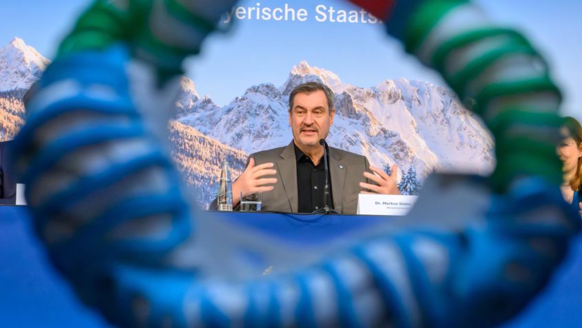 Ministerpr&auml;sident Dr. Markus S&ouml;der: "Bayern spielt den Fusions-Doppelpass: Wir planen einen Demo-Reaktor 'Alpha' in Garching bei M&uuml;nchen und ein Fusions-Kraftwerk 'Stellaris' in Gundremmingen. Damit wird die Technologie erforscht und die Umsetzbarkeit in der Realit&auml;t getestet."