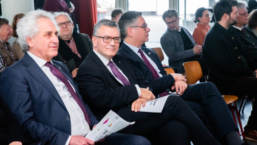 Staatsminister Dr. Florian Herrmann: "Der Freistaat Bayern steht f&uuml;r eine Kultur der Erinnerung, aus der eine Verantwortung f&uuml;r Gegenwart und Zukunft erw&auml;chst. So ist sie stets eine Mahnung an uns alle, unsere Demokratie und freiheitlich-demokratischen Grundwerte zu verteidigen." &copy; Stadt Moosburg a.d. Isar