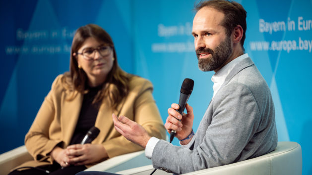Asena Soyda im Gespr&auml;ch mit Dr. Till Klein.