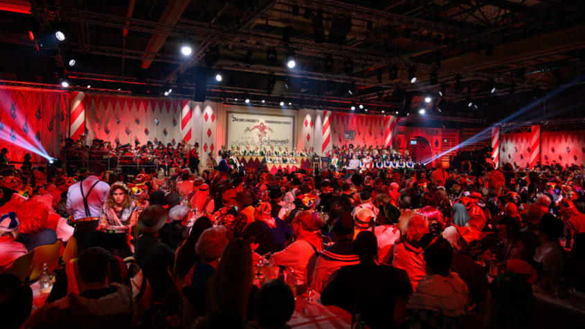 Zahlreiche Zuschauer sind zum Stockacher Narrengericht in die Jahnhalle in Stockach gekommen.