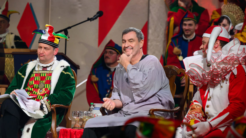 Ministerpr&auml;sident Dr. Markus S&ouml;der: "Als Bayer wei&szlig; man, dass man hier nicht mit Schonung rechnen darf. Aber genau darin liegt die St&auml;rke dieser Tradition. Man h&auml;lt den Spiegel vor und am Ende lachen alle miteinander."