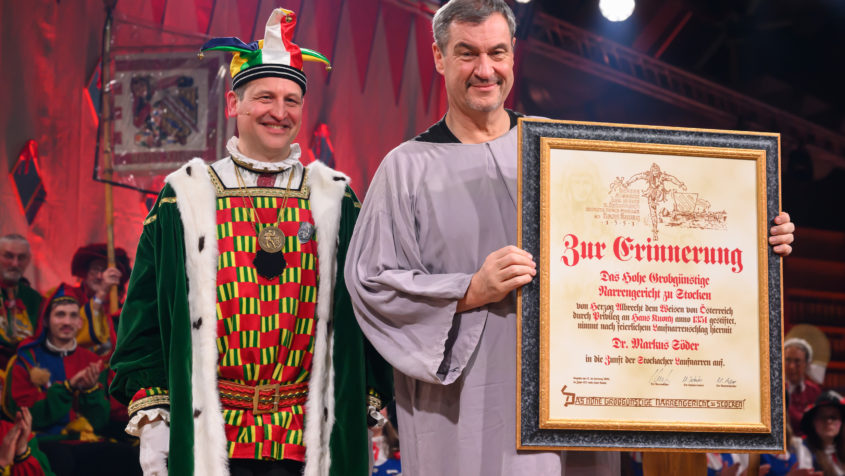 Aufnahme in die Zunft der Stockacher Laufnarren: Ministerpr&auml;sident Dr. Markus S&ouml;der bekommt eine Urkunde.