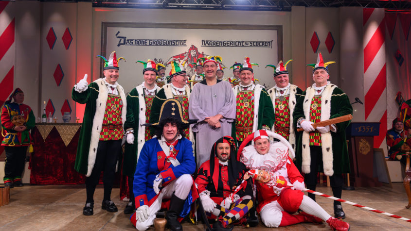 Gruppenbild mit Ministerpr&auml;sident Dr. Markus S&ouml;der und Mitgliedern des Stockacher Narrengerichts.