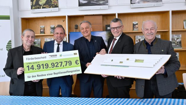 Staatskanzleiminister Dr. Florian Herrmann (2. von rechts) und Umweltminister Thorsten Glauber (2. von links) überreichen einen Förderbescheid für den Neubau der Reptilienauffangstation.