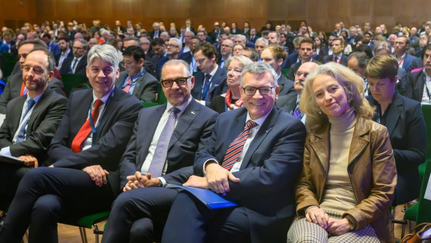 Gruppenbild beim Munich Space Summit unter anderem mit der Präsidentin ...
