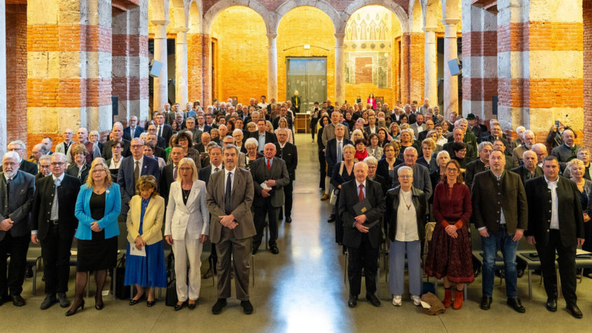Ministerpr&auml;sident Dr. Markus S&ouml;der h&auml;ndigt in der Allerheiligenhofkirche der Residenz M&uuml;nchen ehrenamtlich t&auml;tigen Frauen und M&auml;nnern aus Oberbayern, Niederbayern und Schwaben das Ehrenzeichen des Bayerischen Ministerpr&auml;sidenten f&uuml;r Verdienste im Ehrenamt aus.