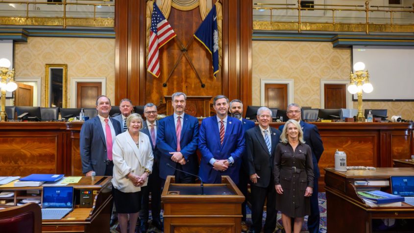 Gruppenbild im Plenarsaal des Repräsentantenhauses von South ...