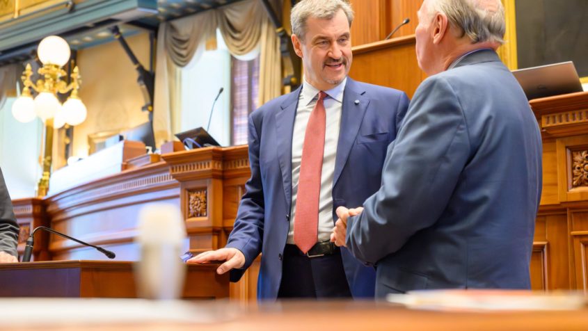 Ministerpräsident Dr. Markus Söder (links) im Gespräch mit ...