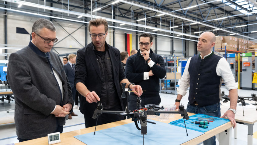 Bei einem Rundgang wird Staatsminister Dr. Florian Herrmann ...