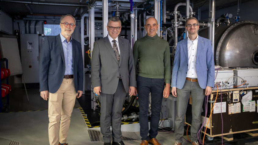 Der Geschäftsführer der Endress+Hauser Flow Deutschland GmbH, Dr. Wolfgang Drahm, Staatsminister Dr. Florian Herrmann, der Teamleiter Grundlagenentwicklung Coriolis bei Endress+Hauser Flow Deutschland GmbH, Dr. Alfred Rieder, und der F&E-Spezialist bei Endress+Hauser Flowtec AG, Dr. Stefan Pflüger (v.l.n.r.). © Endress+Hauser Flow Deutschland GmbH