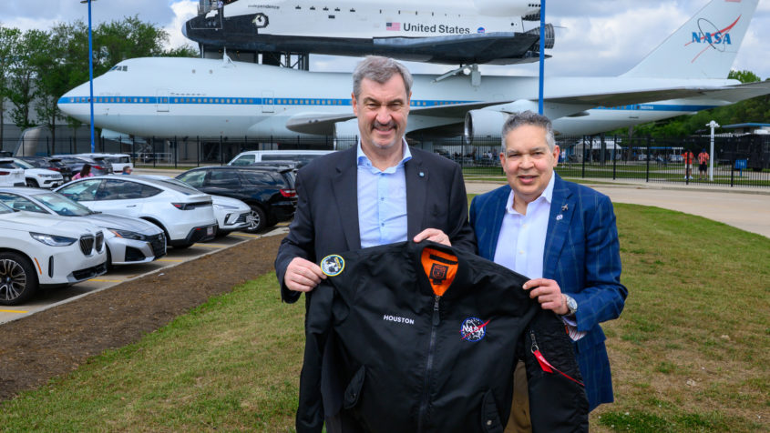 Ministerpräsident Dr. Markus Söder vor dem Shuttle-Modell ...