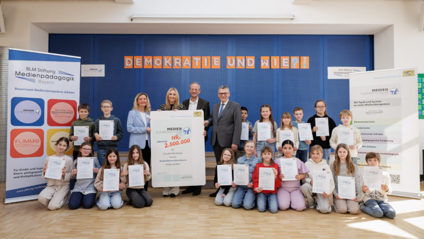 Gruppenbild mit Schülerinnen und Schülern der Grundschule ...