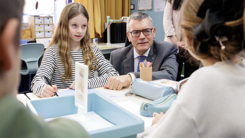 Medienminister Dr. Florian Herrmann im Gespräch mit Schülerinnen und Schülern der Grundschule Kissing. © BLM/ Heigl