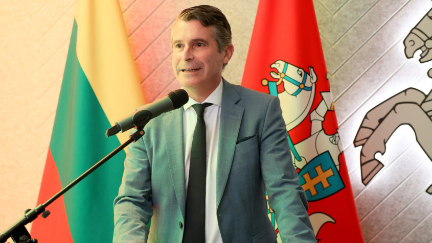 Europaminister Eric Beißwenger hält eine Rede. © Generalkonsulat ...