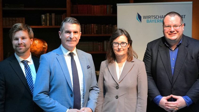 Gruppenbild (v.l.n.r.): Sandor Horvath (Vorstand Junger Wirtschaftsbeirat), Europaminister Eric Beißwenger, Dagmar Mundani (Leitung des Bereichs Mergers & Acquisitions der Siemens AG) und Prof. Dr. Patrick Glauner (Technische Hochschule Deggendorf) bei der Veranstaltung „Innovation statt Überregulierung – Bayerns Vorstoß für wettbewerbsfähige KI-Regeln in Europa“ des Wirtschaftsbeirats Bayern. © Wirtschaftsbeirat Bayern