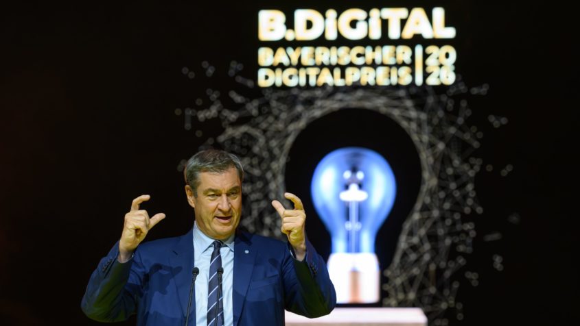 Ministerpräsident Dr. Markus Söder verleiht beim Rocketeer Festival im Kongress am Park in Augsburg im Rahmen des Bayerischen Digitalpreises B.DiGiTAL den Ehrenpreis des Bayerischen Ministerpräsidenten.