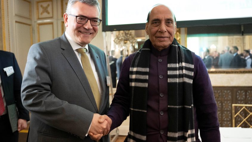 Staatsminister Dr. Florian Herrmann (links) und der indische Verteidigungsminister Rajnath Singh (rechts) beim Defence Investment Summit der indischen Botschaft und des indischen Generalkonsulats in M&uuml;nchen.