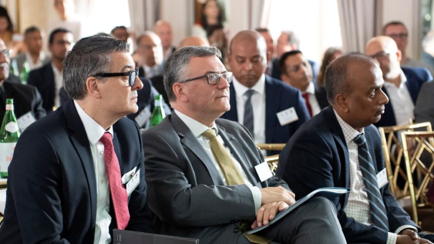 Staatsminister Dr. Florian Herrmann (Mitte) neben dem indischen Generalkonsul Shri Shatrughna Sinha (rechts).