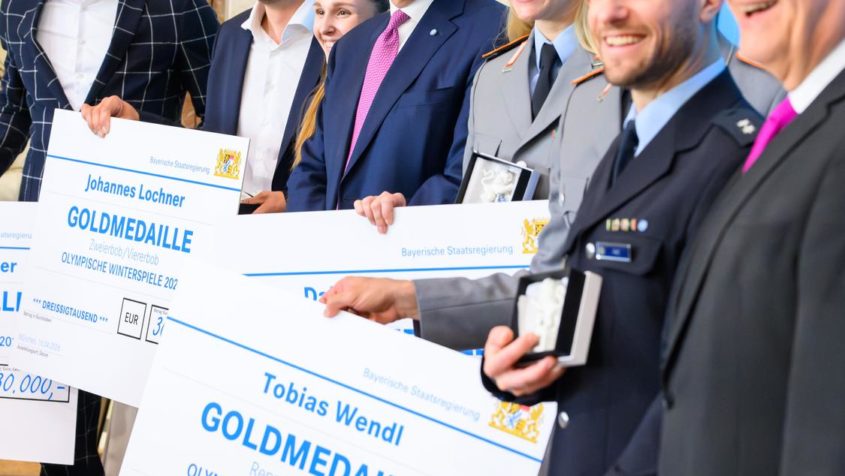 Gruppenbild mit Ministerpr&auml;sident Dr. Markus S&ouml;der, Sportminister Joachim Herrmann und bayerischen Goldmedaillengewinnern.