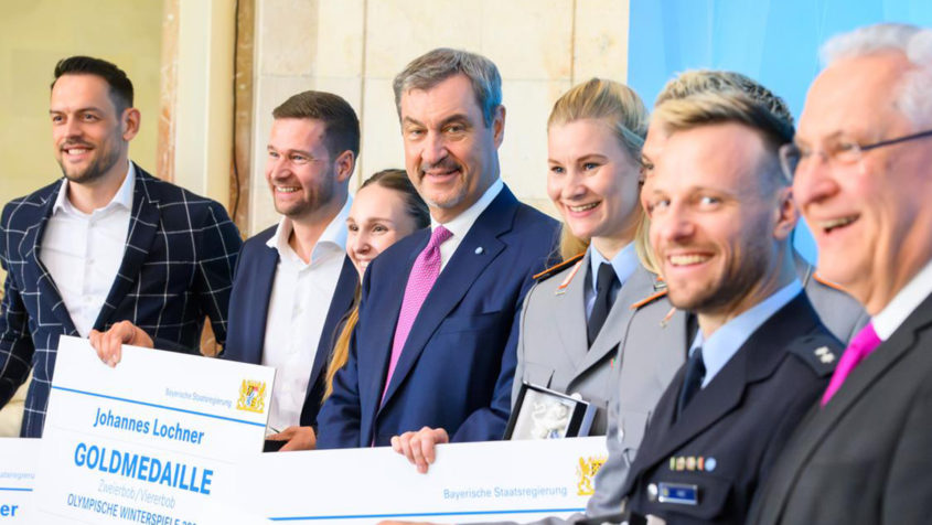 Gruppenbild mit Ministerpr&auml;sident Dr. Markus S&ouml;der, Sportminister Joachim Herrmann und bayerischen Goldmedaillengewinnern.