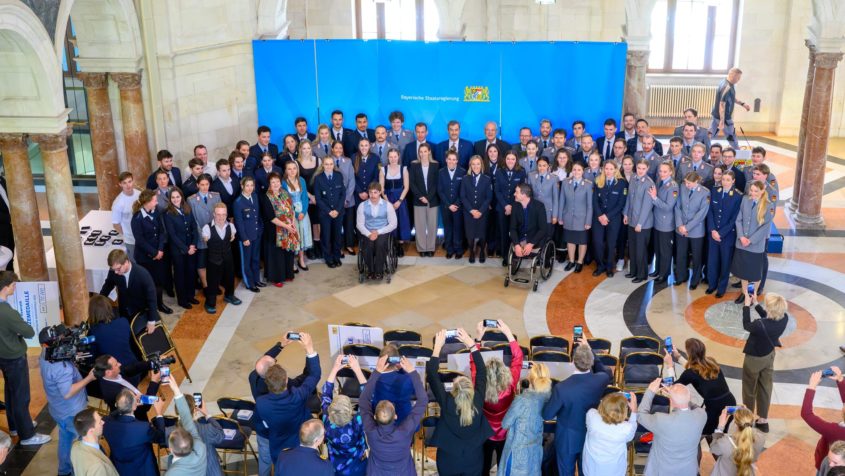 Der &bdquo;Olympiaempfang 2026&Prime; zu Ehren der bayerischen Teilnehmerinnen und Teilnehmer an den Olympischen und Paralympischen Winterspielen 2026 in Mailand und Cortina findet im Kuppelsaal der Bayerischen Staatskanzlei statt.