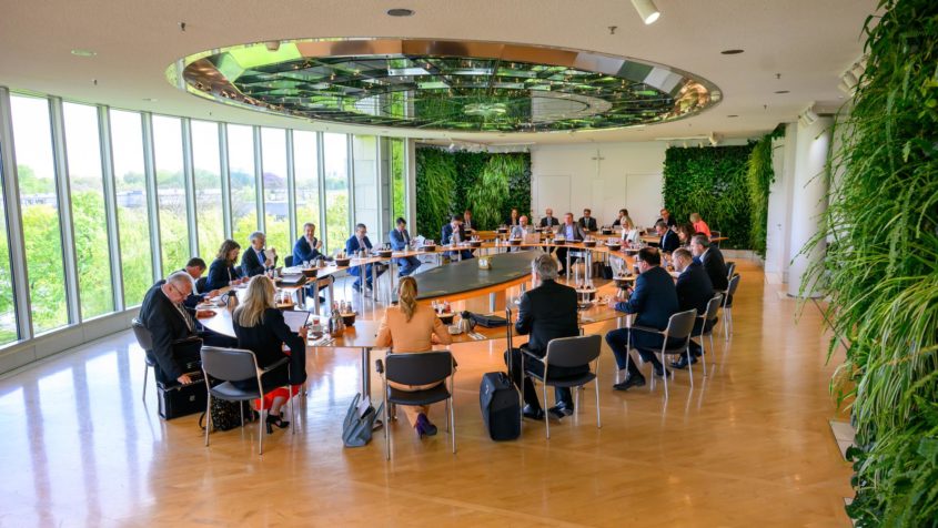 Die Sitzung des Ministerrates findet im Ministerratssaal der Bayerischen Staatskanzlei statt.