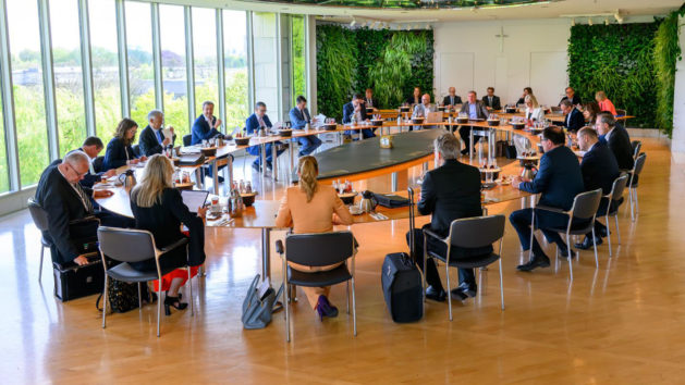 Die Sitzung des Ministerrates findet im Ministerratssaal der Bayerischen Staatskanzlei statt.