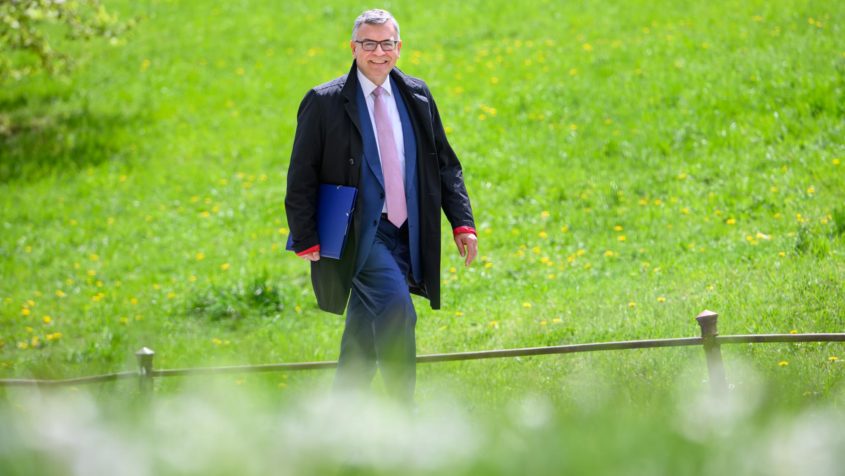 Nach der Kabinettssitzung geht Staatskanzleiminister Dr. Florian Herrmann zur Pressekonferenz.