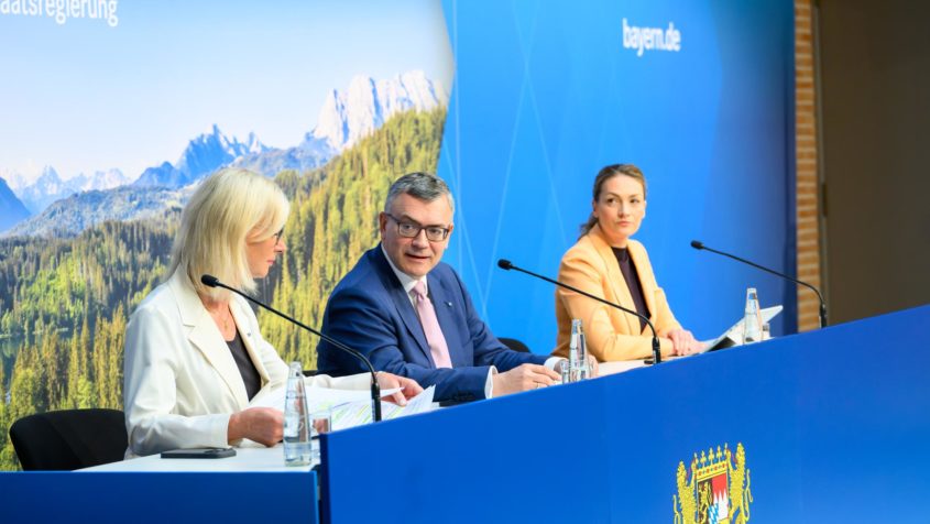 Die Pressekonferenz mit Sozialministerin Ulrike Scharf, Staatskanzleiminister Dr. Florian Herrmann und Gesundheitsministerin Judith Gerlach (v.l.n.r.) findet im Foyer des Prinz-Carl-Palais statt.